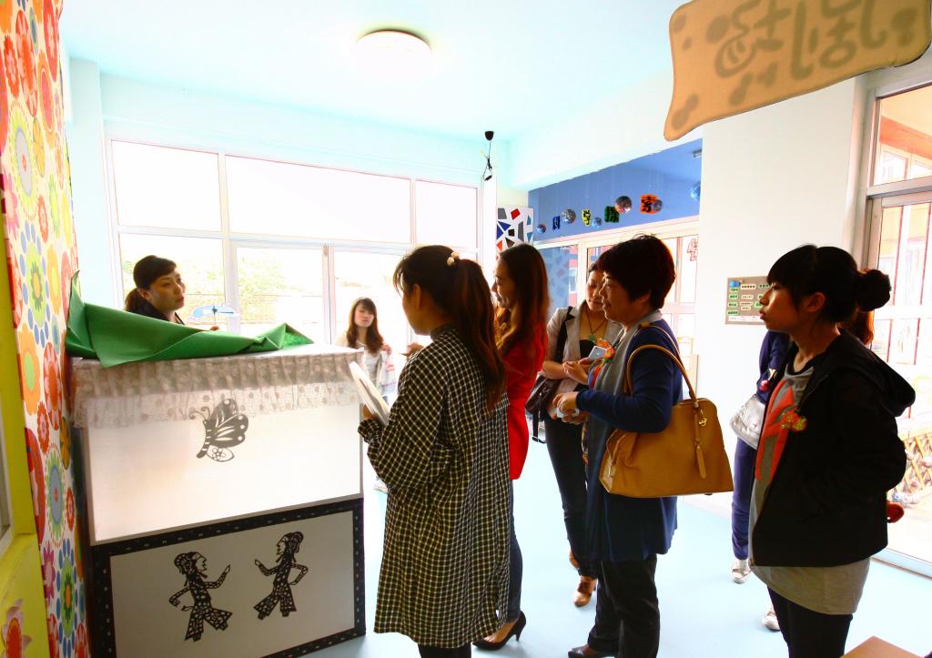 我园教师向参会教师介绍我园的幼儿工作坊